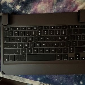 Keyboard slightly used works with any iPad